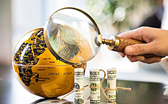 美联储维持鹰派立场施压金价，黄金重回区间震荡
